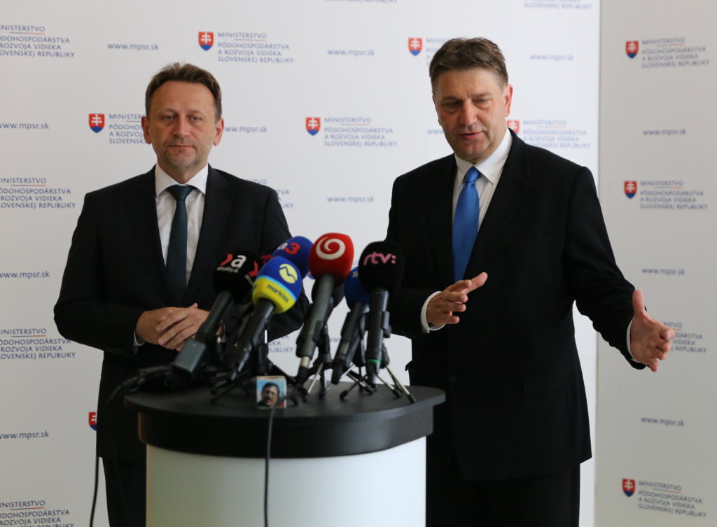 Foto s tlačovej besedy- minister Vlčan a splnomocnenec Vagač